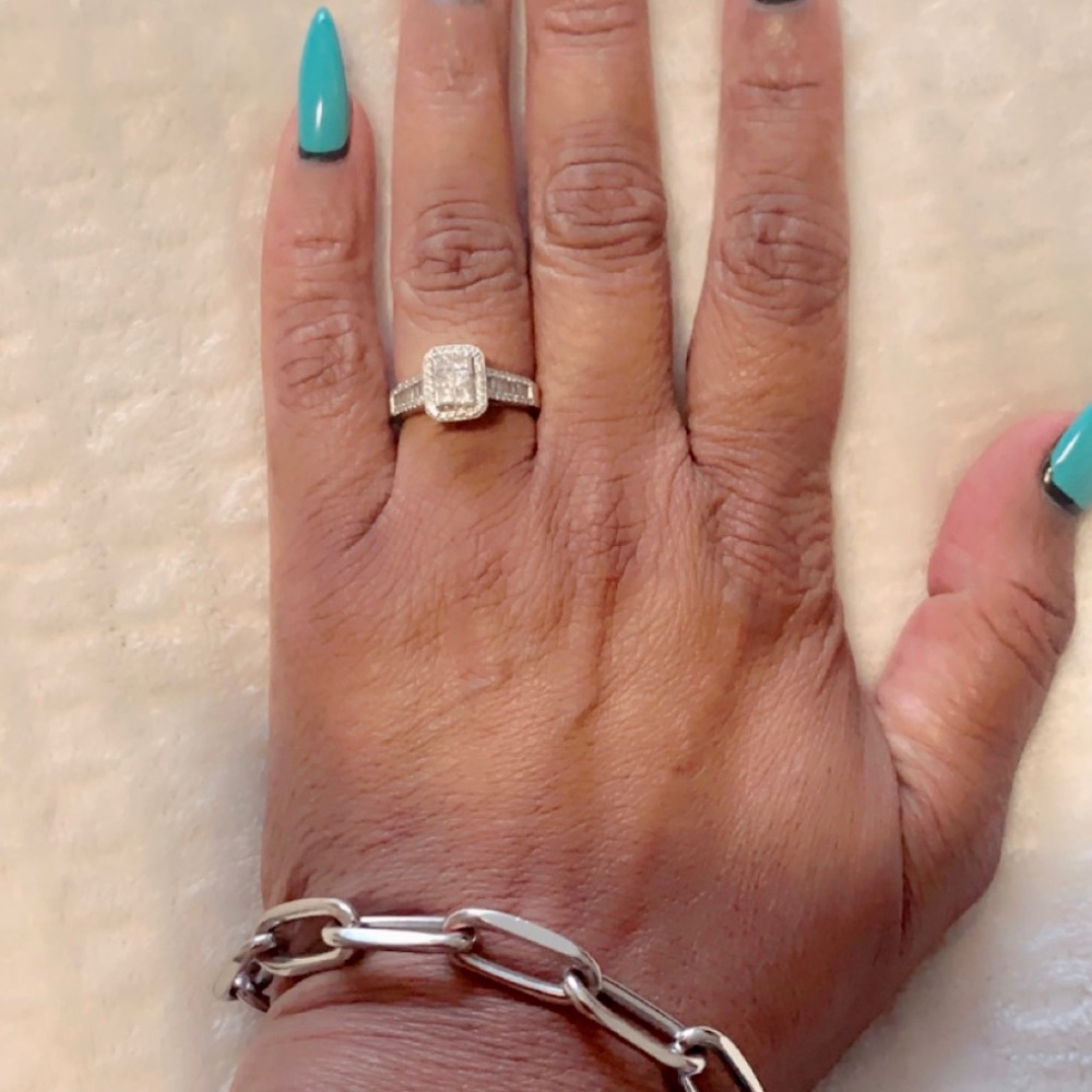 Halo 14 ct White gold diamond ring